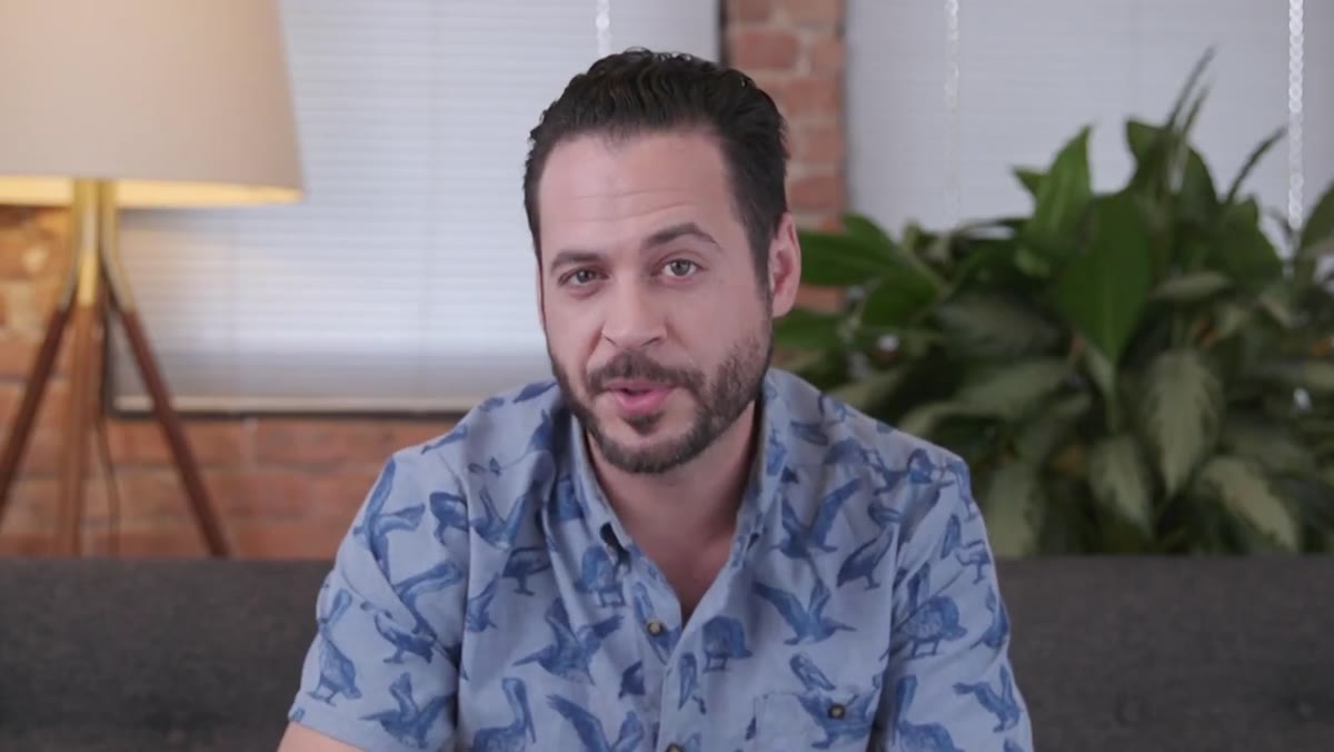 Aaron explaining aperture and depth of field for portraits