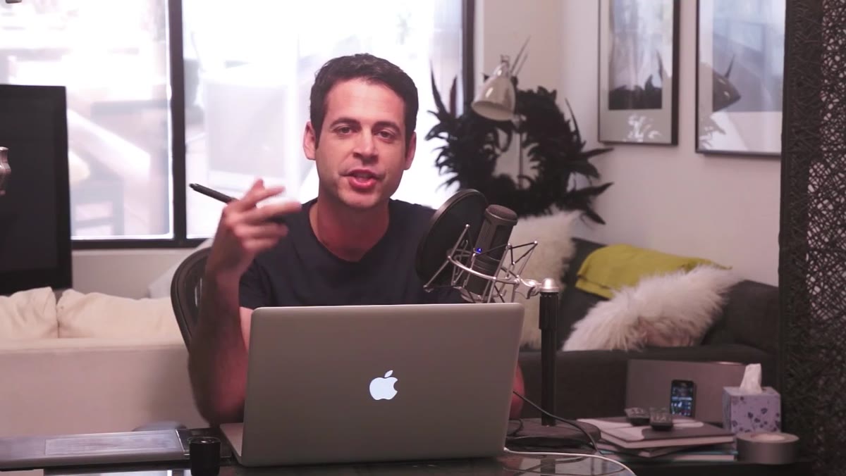 Aaron explaining dodge and burn effect on cheekbone structure