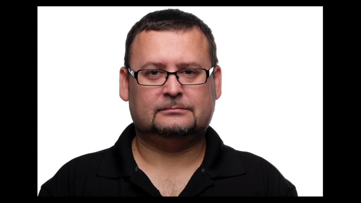 Both lights firing together, clean high-key portrait result on screen
