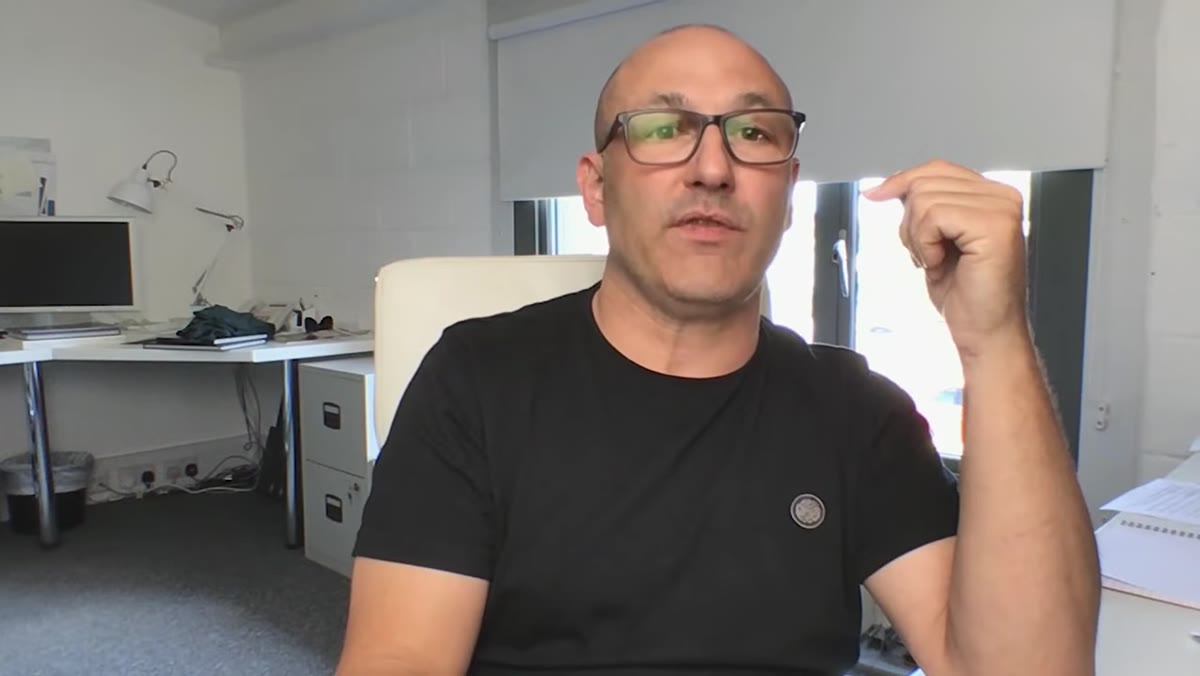 Reflection of octabox visible in instructor&rsquo;s glasses lenses
