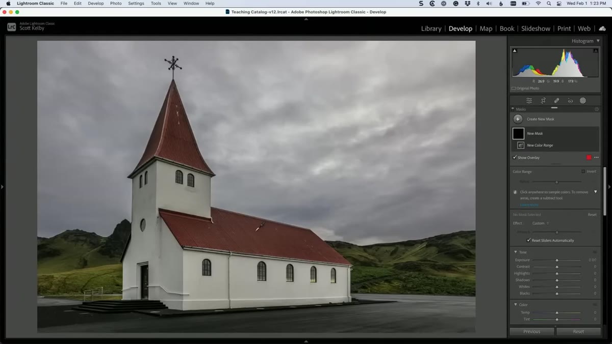 Clicking and dragging a small selection rectangle on the chapel roof