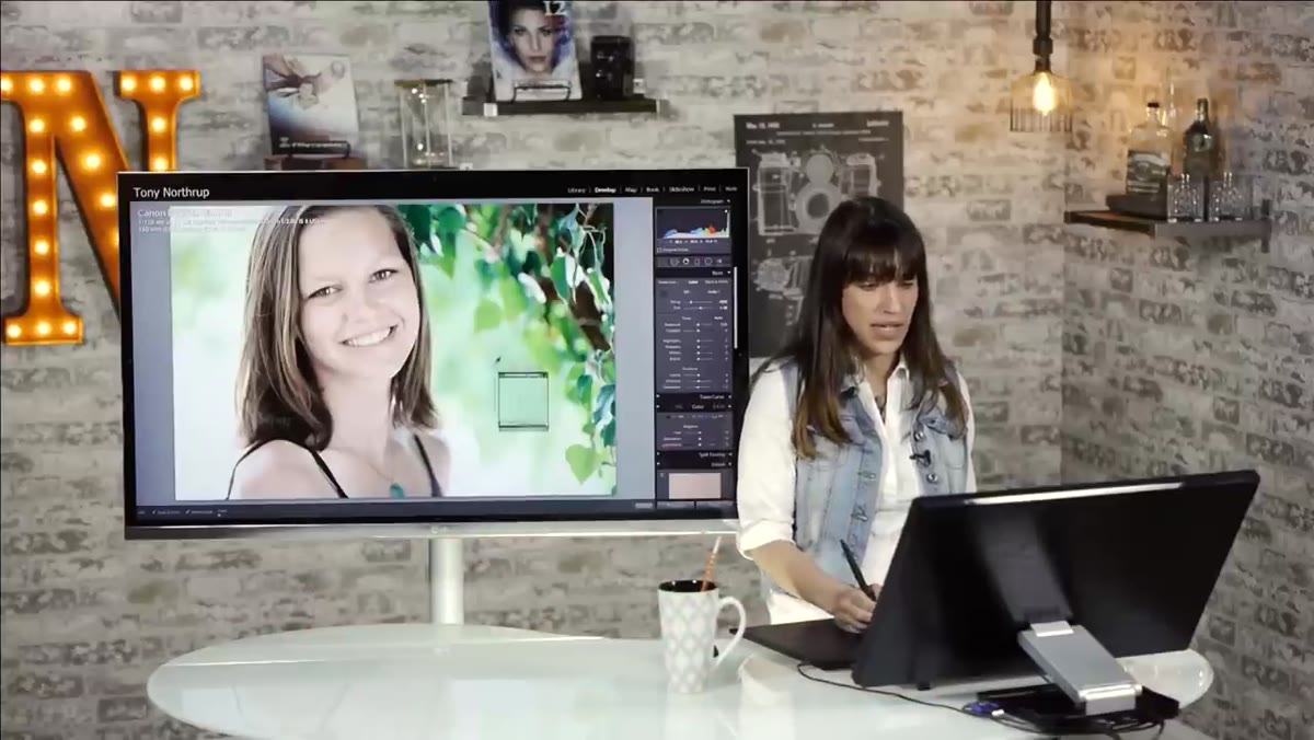 Chelsea evaluating the unedited portrait on screen